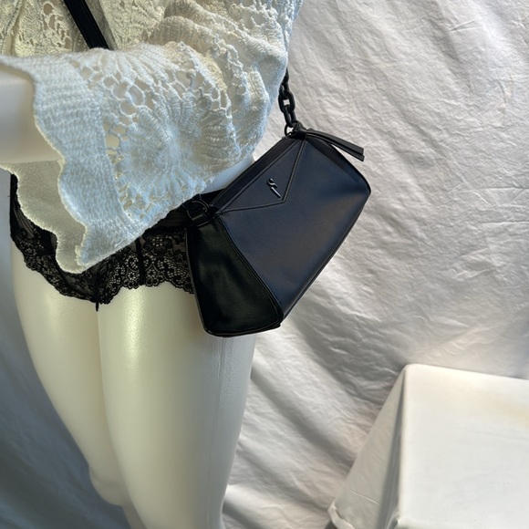 Simply Vera Vera Wang Elegant Black Handbag - Picture 10 of 13